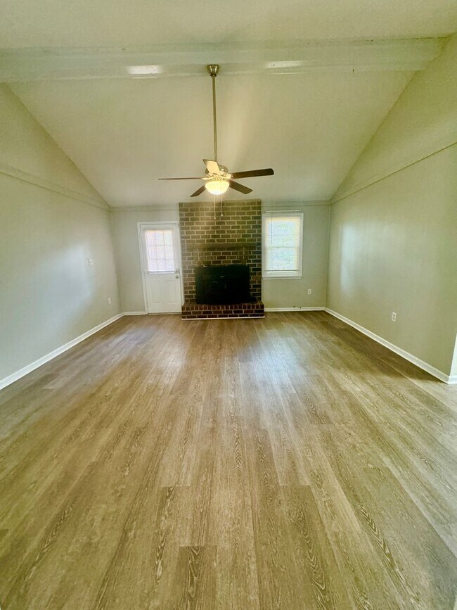 Building Photo - Charming three bedroom, two bathroom home in North Charleston!