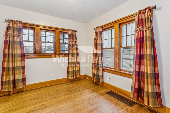 Building Photo - 2 bedroom duplex - College Hill