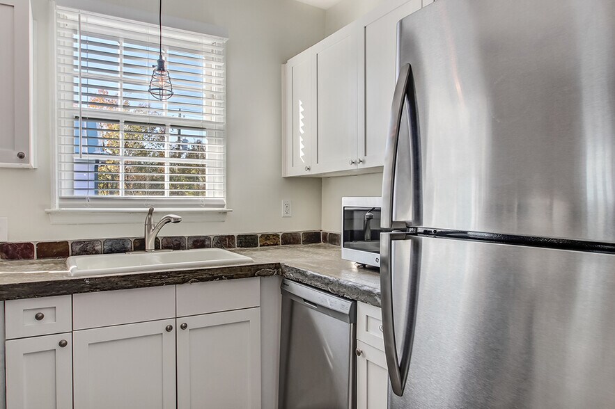 Building Photo - 303 W Henry St