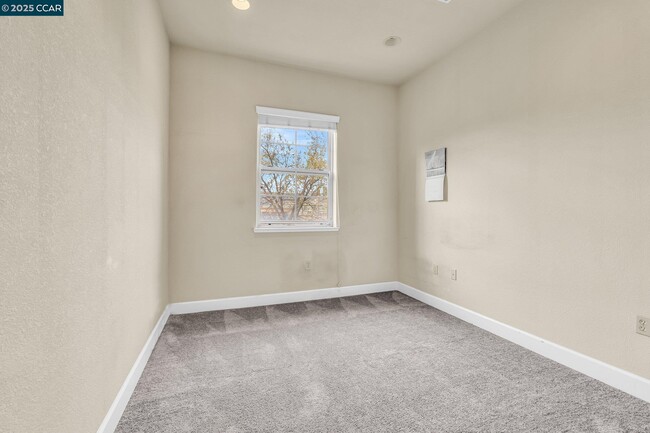 Building Photo - 1212 Sonata Dr