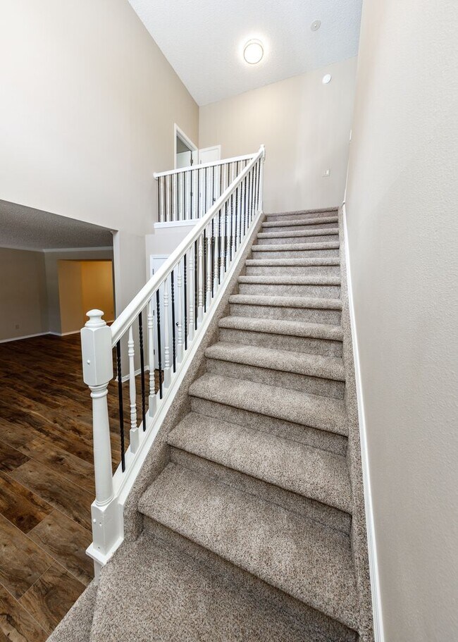 Building Photo - Stunning 5 Bedroom, 3.5 Bath Remodeled Hom...