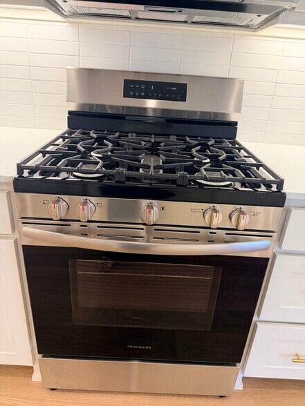 Gas range - 4809 Lunker St