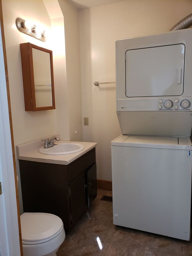 Building Photo - 3 Bedroom Townhouse near Downtown