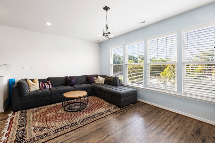 Building Photo - 2138 Perennial Cir