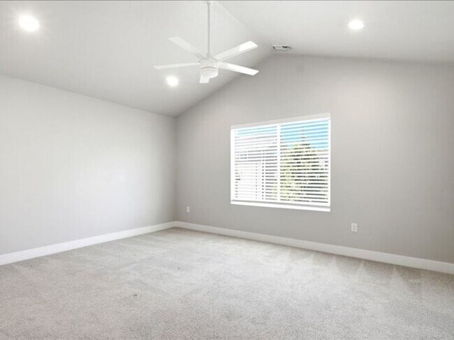 Building Photo - Herriman Lovely 3 bed, 2.5 bath Townhome