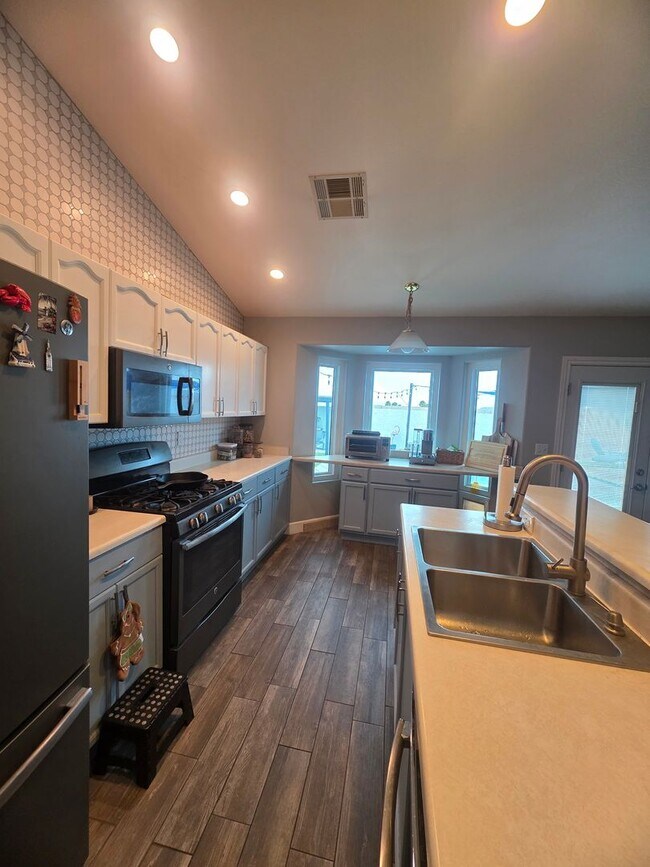 Building Photo - This Home Is Loaded!