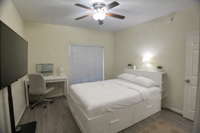 Building Photo - 10049 Westpark Dr