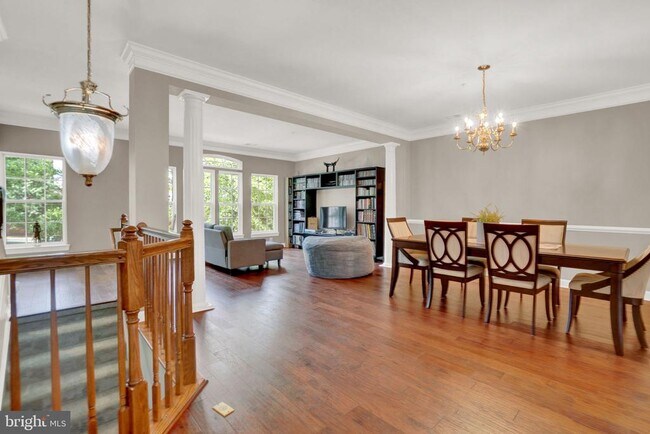 Building Photo - 2460 Eastbourne Dr