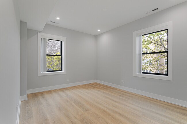 Building Photo - 1558 W Juneway Terrace