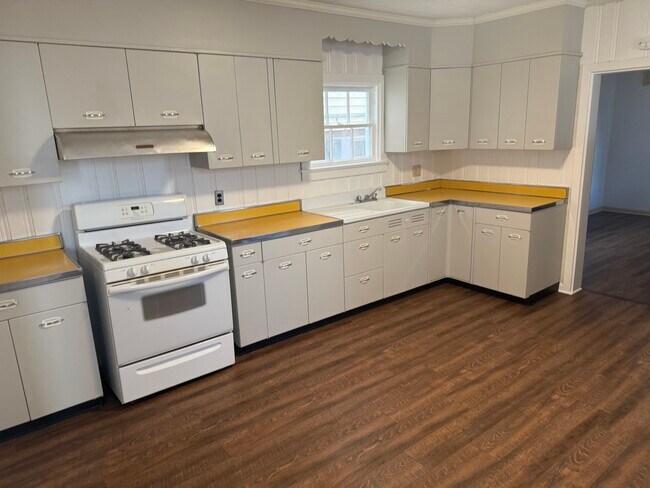 Building Photo - 907 N Duke St