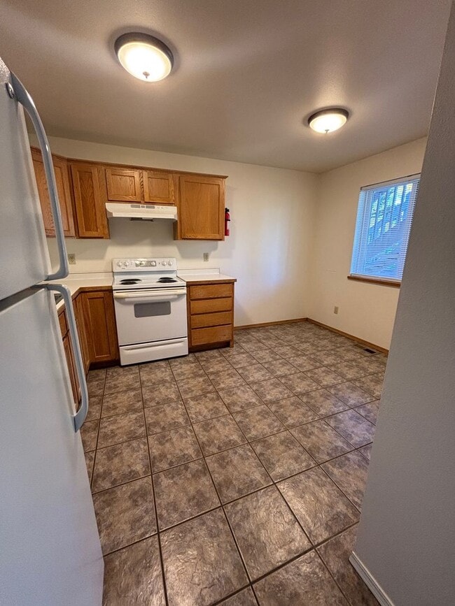 Building Photo - Great location for MSU and downtown.