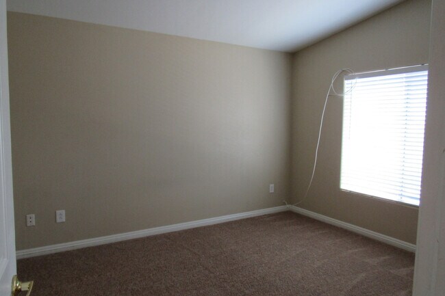 Building Photo - AMAZING 2 STORY TOWNHOME LOCATED IN A GATE...