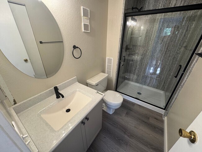 Building Photo - Spacious 2-Bed, 2-Bath Condo in the Heart ...