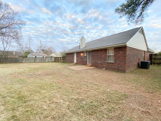 Building Photo - Recently renovated 3 bed and 2 bath home n...