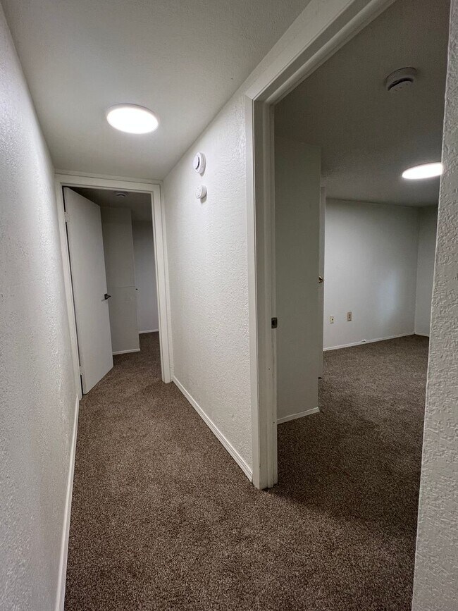 Building Photo - Cute newly remodeled 2 bed 1 bath home on ...