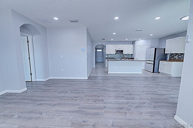 Building Photo - 320 W Runyon Loop