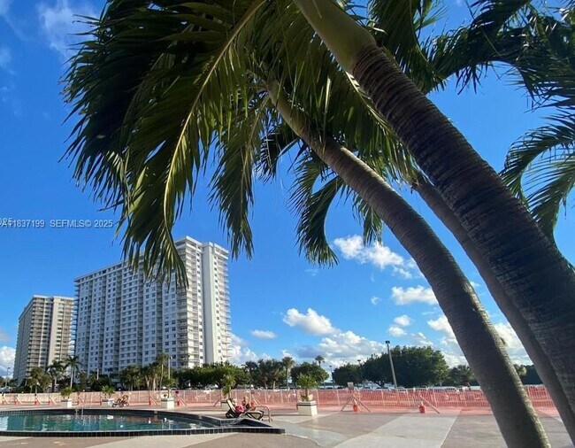 Building Photo - 400 Kings Point Dr