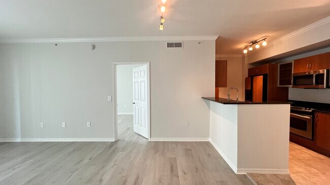 Building Photo - 806 E Windward Way