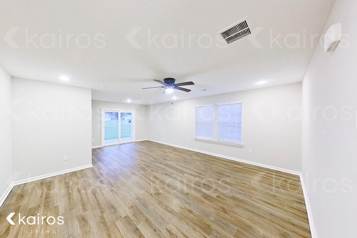 Building Photo - 10 Bungalow Cir