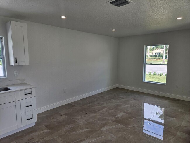 Building Photo - 5029 Sunrise Blvd