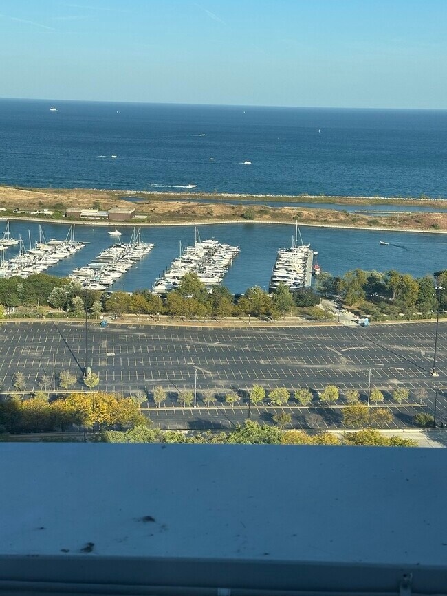 Building Photo - 1901 S Calumet Ave