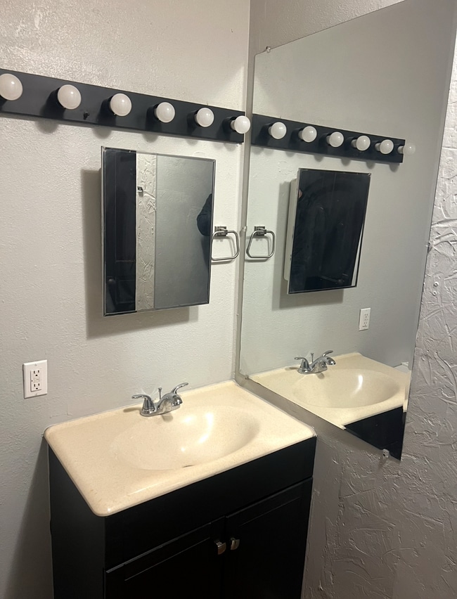 Building Photo - 2nd floor unit - Huge Loft Area