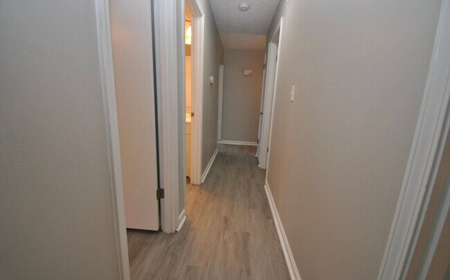 Building Photo - Available 07/27/26 - East Louisville 3 bed, 1.5 bath ranch on corner lot