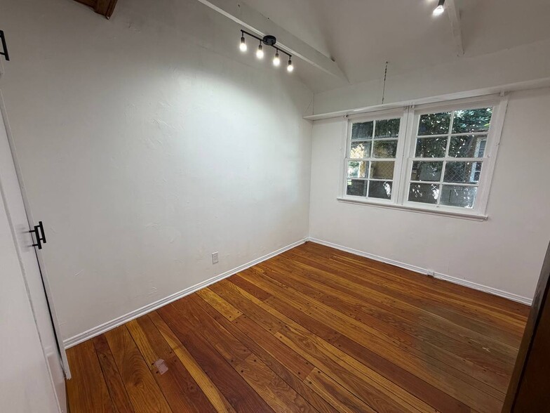 Building Photo - 13422 Oxnard St