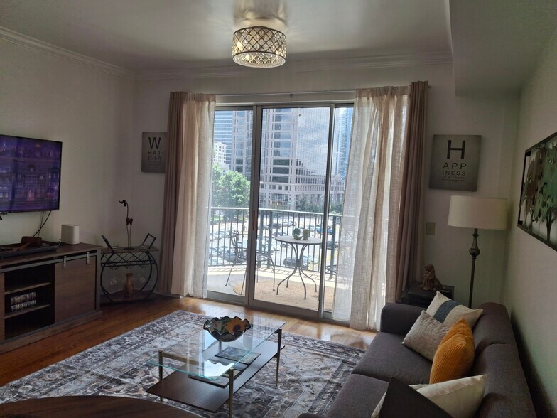 Building Photo - 300 W 5th St