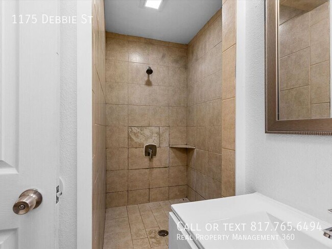 Building Photo - 1175 Debbie Dr