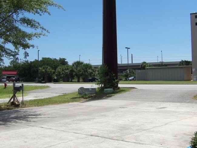 Building Photo - 3450 Macklen Rd