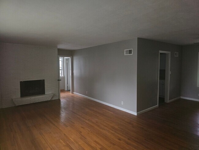 Building Photo - 800-802 E 75th Terrace - Duplex