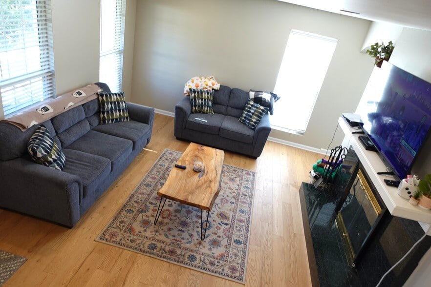 Family Rm - 1333 Holliday Dr