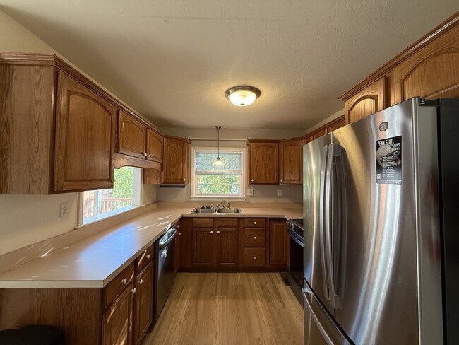 Building Photo - 210 Amblewood Way