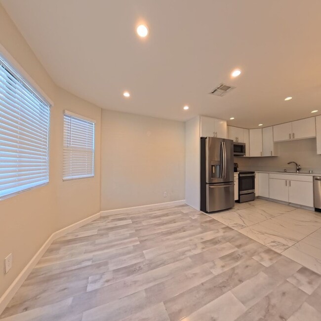 Building Photo - Modern style 2 Bed 2 bath Condo 1st Floor at The Lakes!