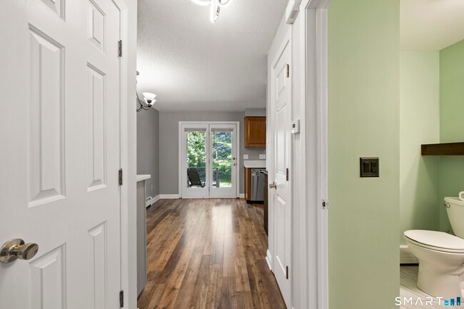 Building Photo - 135 Fairway Dr