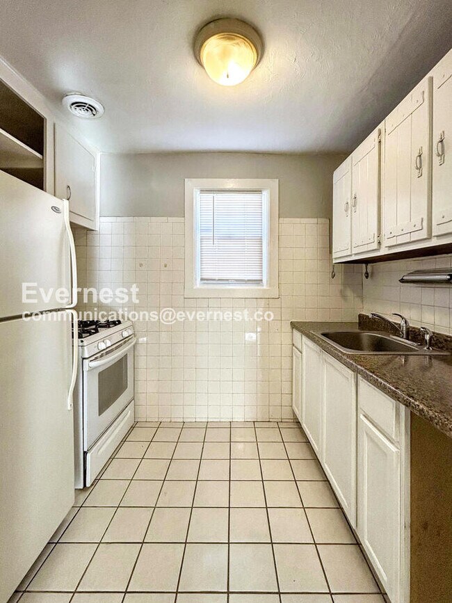 Building Photo - PROMO: Get HALF month’s rent free when you sign the lease TODAY! / 3 Bed, 1 Bath Home with Off-St...