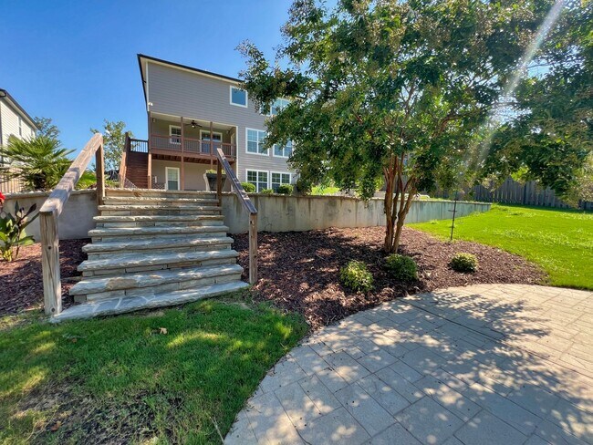 Building Photo - Estate STYLE home with pool and basement i...