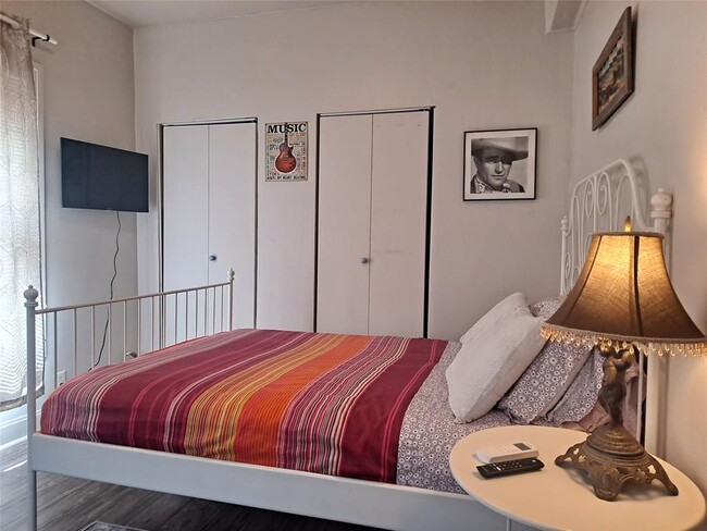 Building Photo - 1906 San Gabriel St