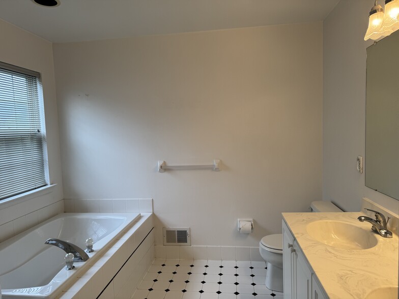 Main Bathroom - 201 Riverwoods Dr