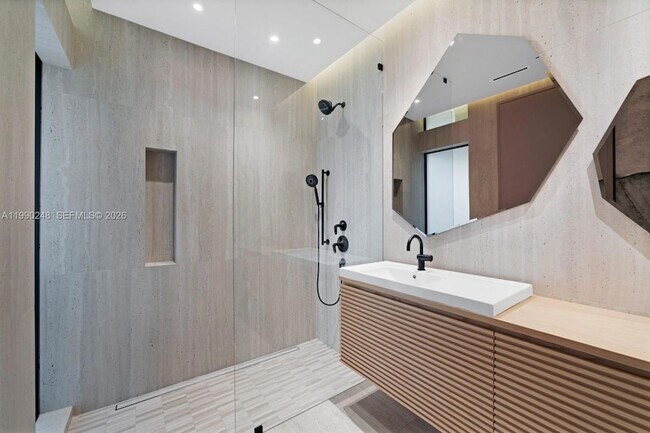 Building Photo - 641 Flamingo Dr