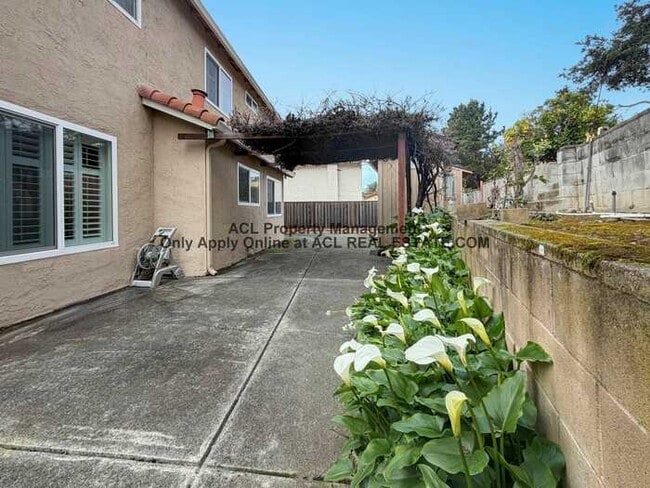 Building Photo - 4 Bedroom Home in Hayward Heights | Hayward Hills | Spacious Layout | Quiet Neighborhood