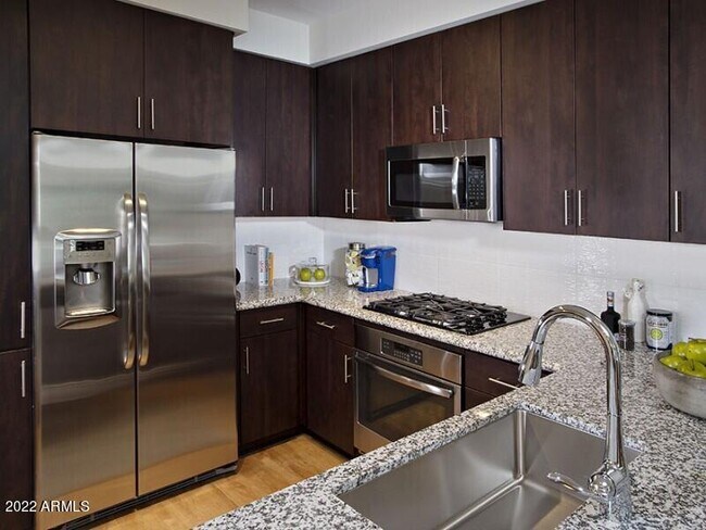 Building Photo - 7100 E Lincoln Dr