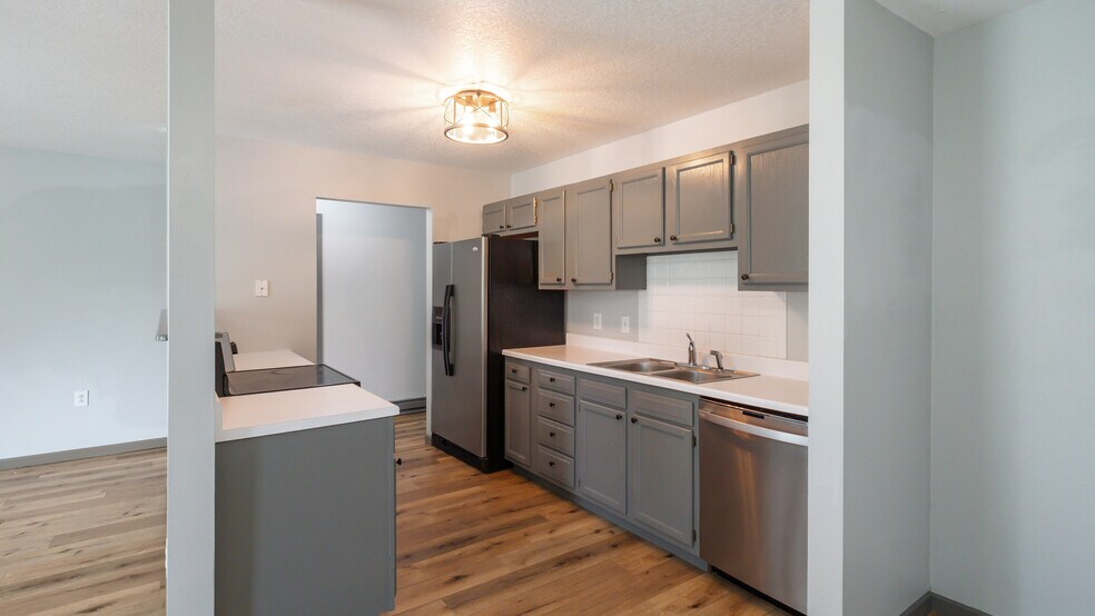 Building Photo - 2021 Vista View Dr