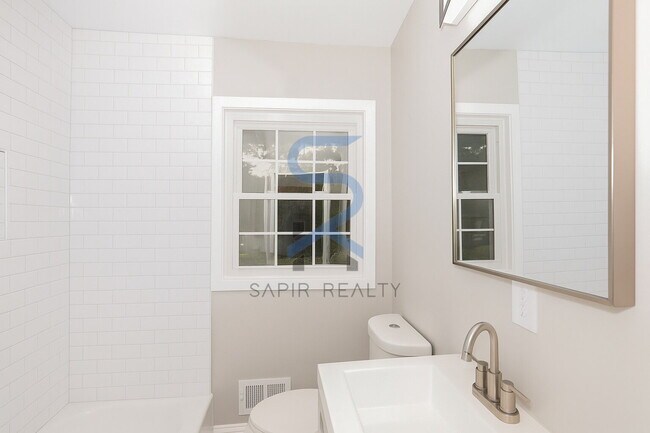 Building Photo - 157 Polar Rock Dr SW