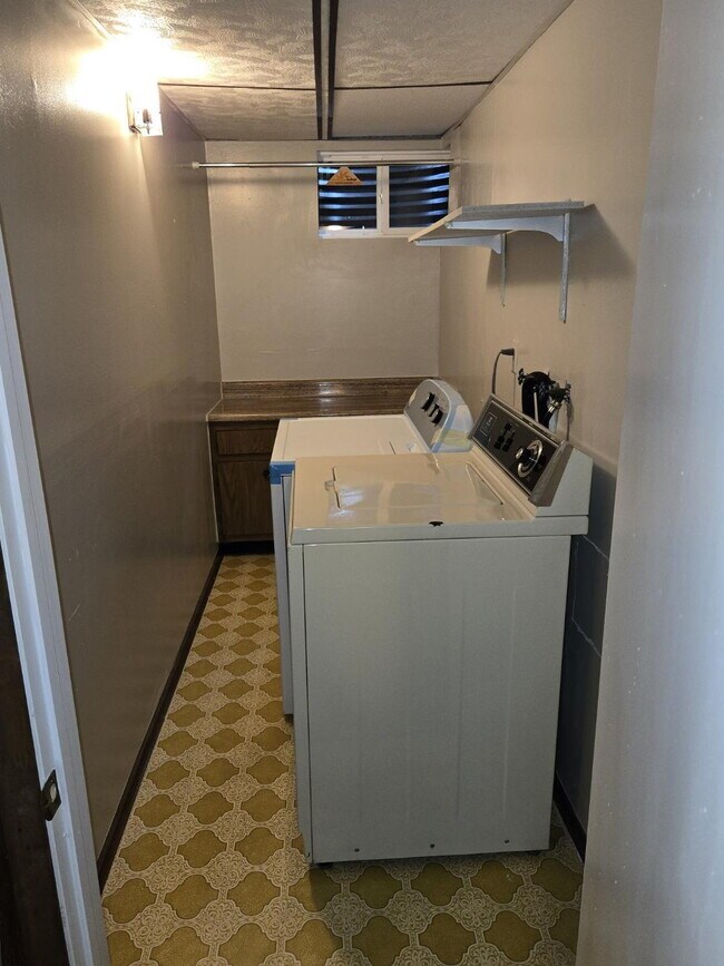 Building Photo - "Spacious 3-Bed, 3-Bath Townhouse in Heather Ridge South"