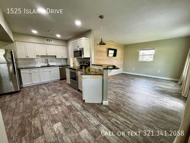 Building Photo - 1525 Island Dr