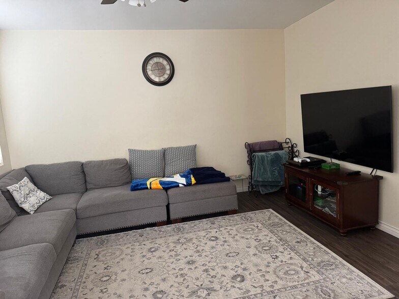 Building Photo - 6016 Sunflower St