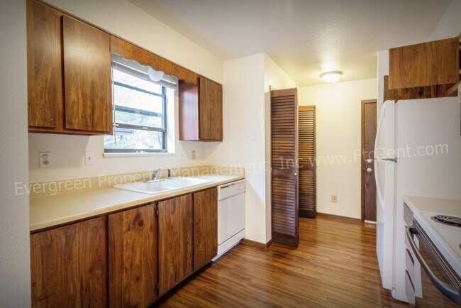 Building Photo - 904-906 Camelot Ct.