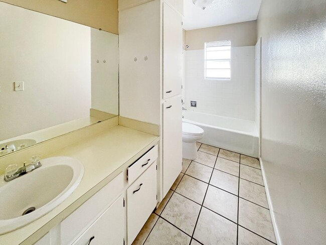 Building Photo - 614 E Sunset Dr